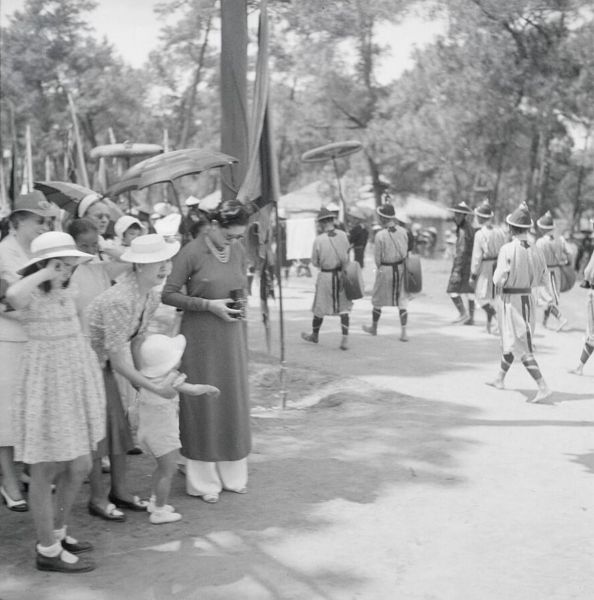 Tập tin:Fetes du Nam-giao en 1942 7. S.M. lImperatrice Nam-phuong photograhie au passage son royal epoux. Elle est accompagnee de ses enfants et de ses nieces a sa droite la baronne Pierre Didelot sa soeur.jpg