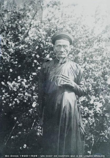 Tập tin:1748207995-558662-13476480-n07-36880317784-go-cong-1920-1929-un-chef-de-canton-qui-a-de-longs-ongles-mot-ong-cai-tong-chanh-tong-voi-ban-tay-de-mong-dai-1.jpg