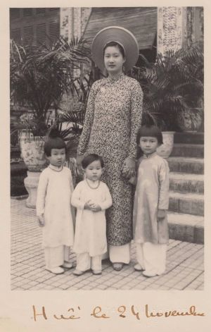 Empress Nam Phuong and her children in 1940.jpg